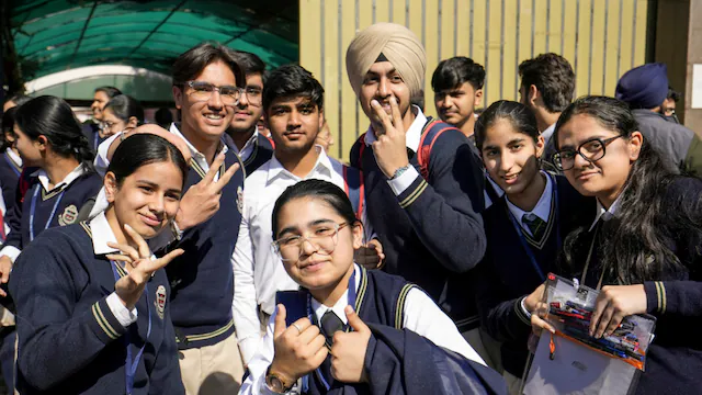 लखनऊ में CBSE 10वीं टॉपर अक्षरा पांडेय और अनवी द्विवेदी 99 प्रतिशत अंक के साथ
