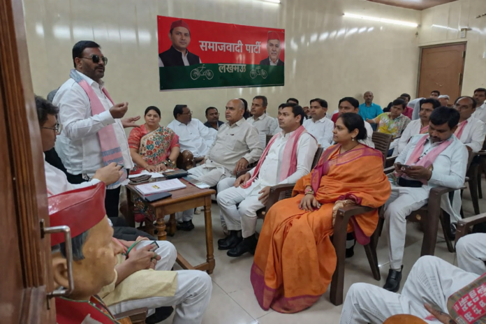 लखनऊ में सपा नेताओं की बैठक, आंबेडकर जयंती को लेकर बनाई रणनीति