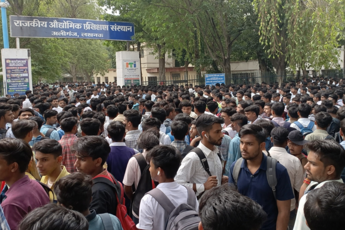 लखनऊ के ITI रोजगार मेले में नौकरी के लिए उमड़ी युवाओं की भारी भीड़