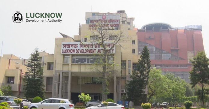 लखनऊ में LDA द्वारा घर-घर जाकर संपत्तियों का वेरिफिकेशन करते कर्मचारी